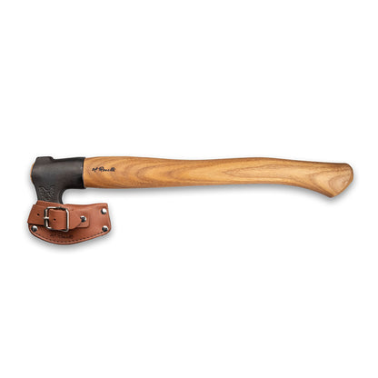 Roselli's Finnish handmade outdoor axe for wood splitting with a blade made of carbon steel and a handle made out of red elm. 