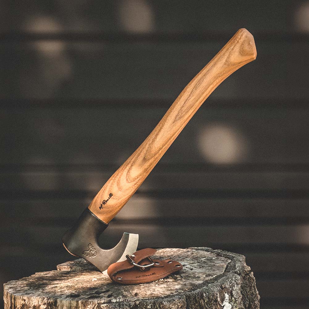 Roselli's Finnish handmade outdoor axe for wood splitting with a blade made of carbon steel and a handle made out of red elm. 